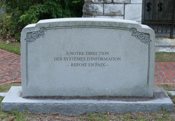 Une pierre tombale à la mémoire de la Direction des Systèmes d'Information