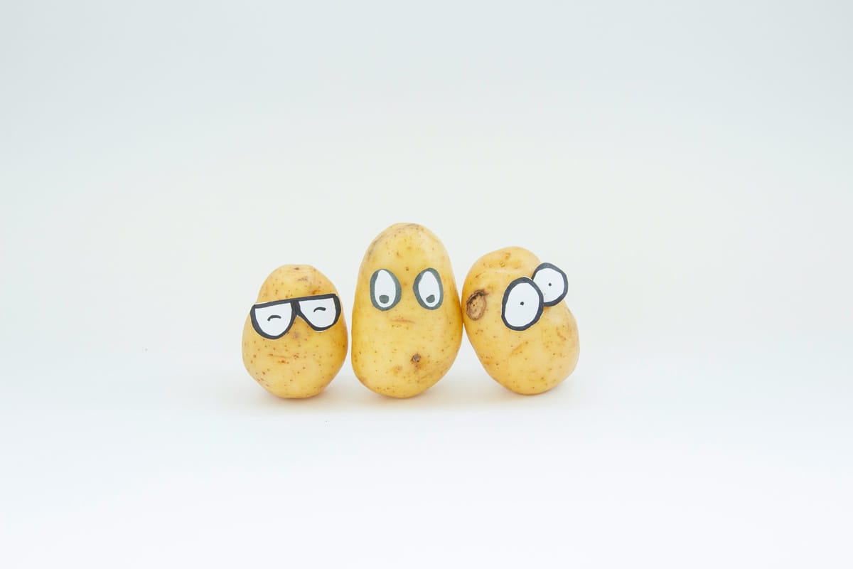 3 pommes de terre avec des yeux